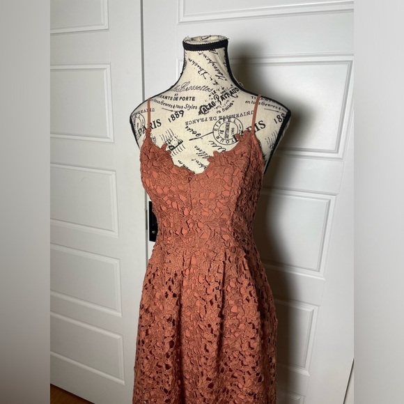ASTR The Label LACE A LINE MIDI DRESS Coral Cedar - Picture 3 of 7